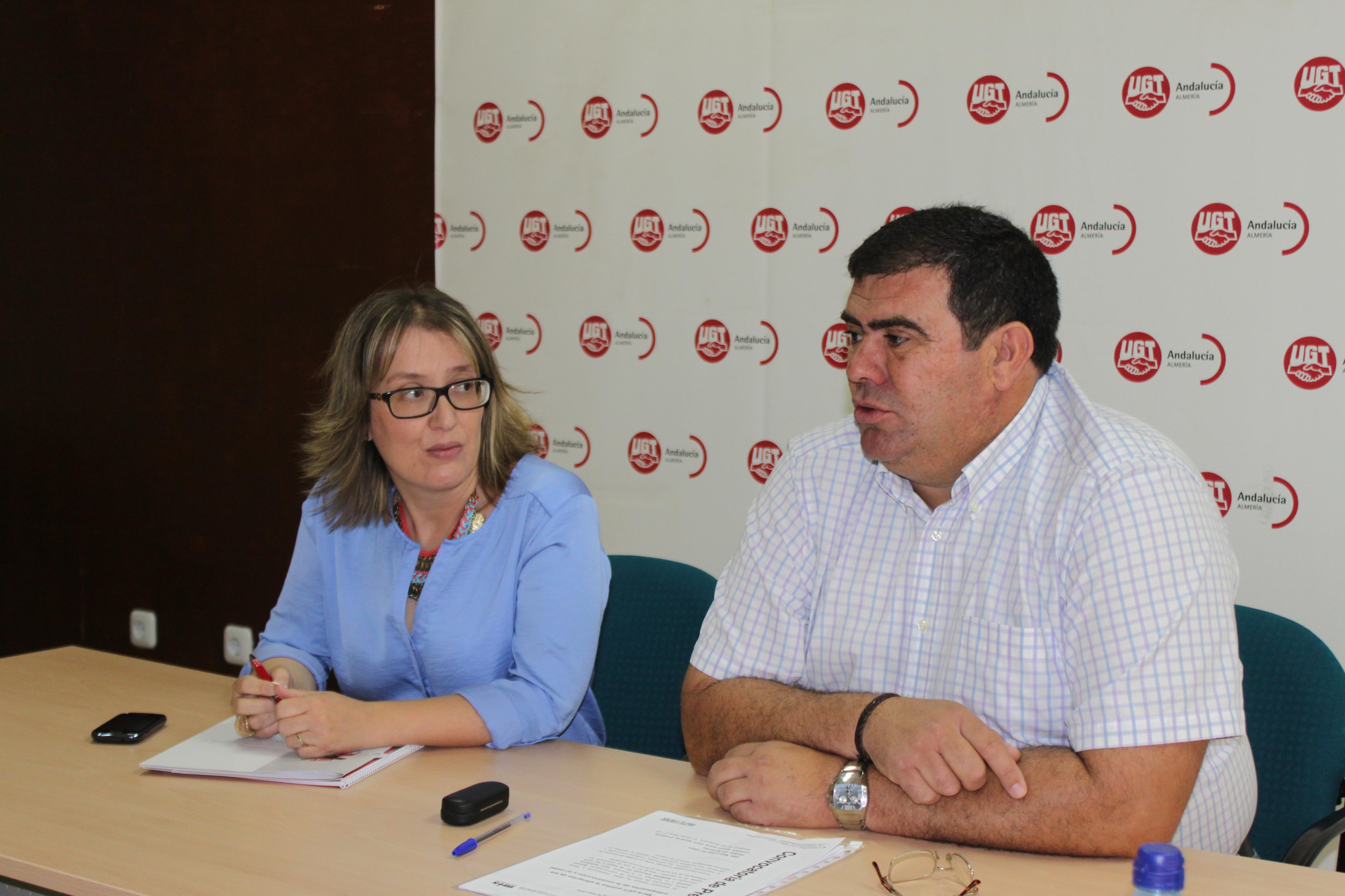 Manuel Jiménez (dcha) y su homóloga en Almería, Nani Rodríguez, analizan la sitúación laboral de los trabajadores de construcción en la provincia.