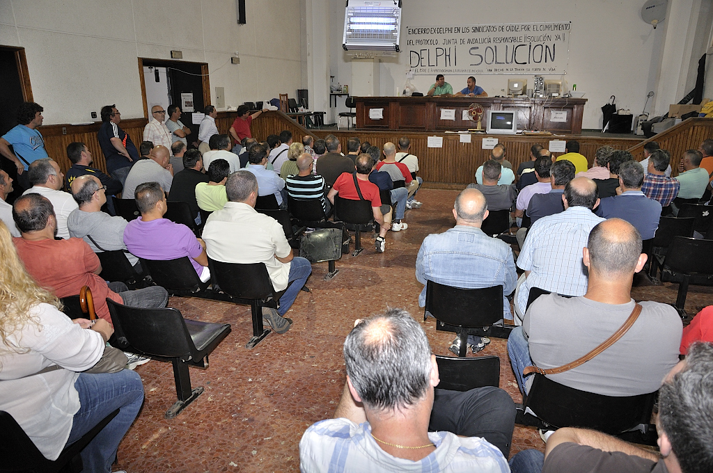 Asamblea de Manuel Jiménez con los extrabajadores de Delphi encerrados.