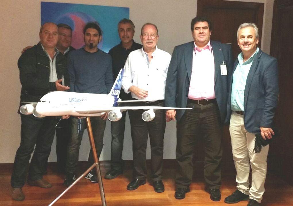 Manuel Jiménez (segundor por la derecha) y Manuel G. Salgado (izq) ante una maqueta del A350