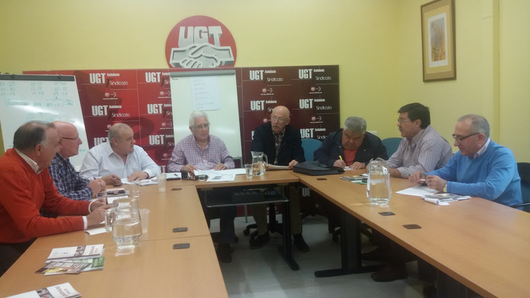 Francisco Arenas (centro izq) informa a los coordinadores andaluces de la ATP de las propuestas sindicales para el próximo año.