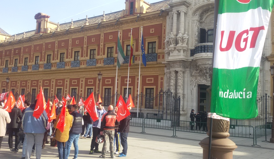 Alumnos afectados a las puertas del Palacio de San Telmo (Sevilla) , este mediodía.