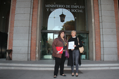 Laura Alonso (izq.) junto a Carmen López tras registrar la demanda en el Ministerio de Empleo