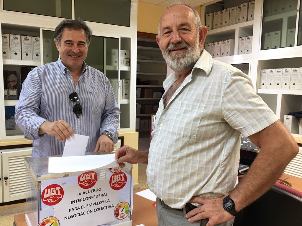 Francisco Andreu Lara, secretario general de UGT Cádiz votando el preacuerdo