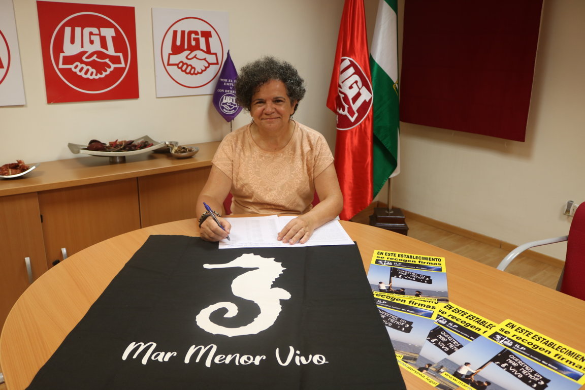 Momento secretaria general UGT Málaga firmando ILP Salvemos el Mar Menor