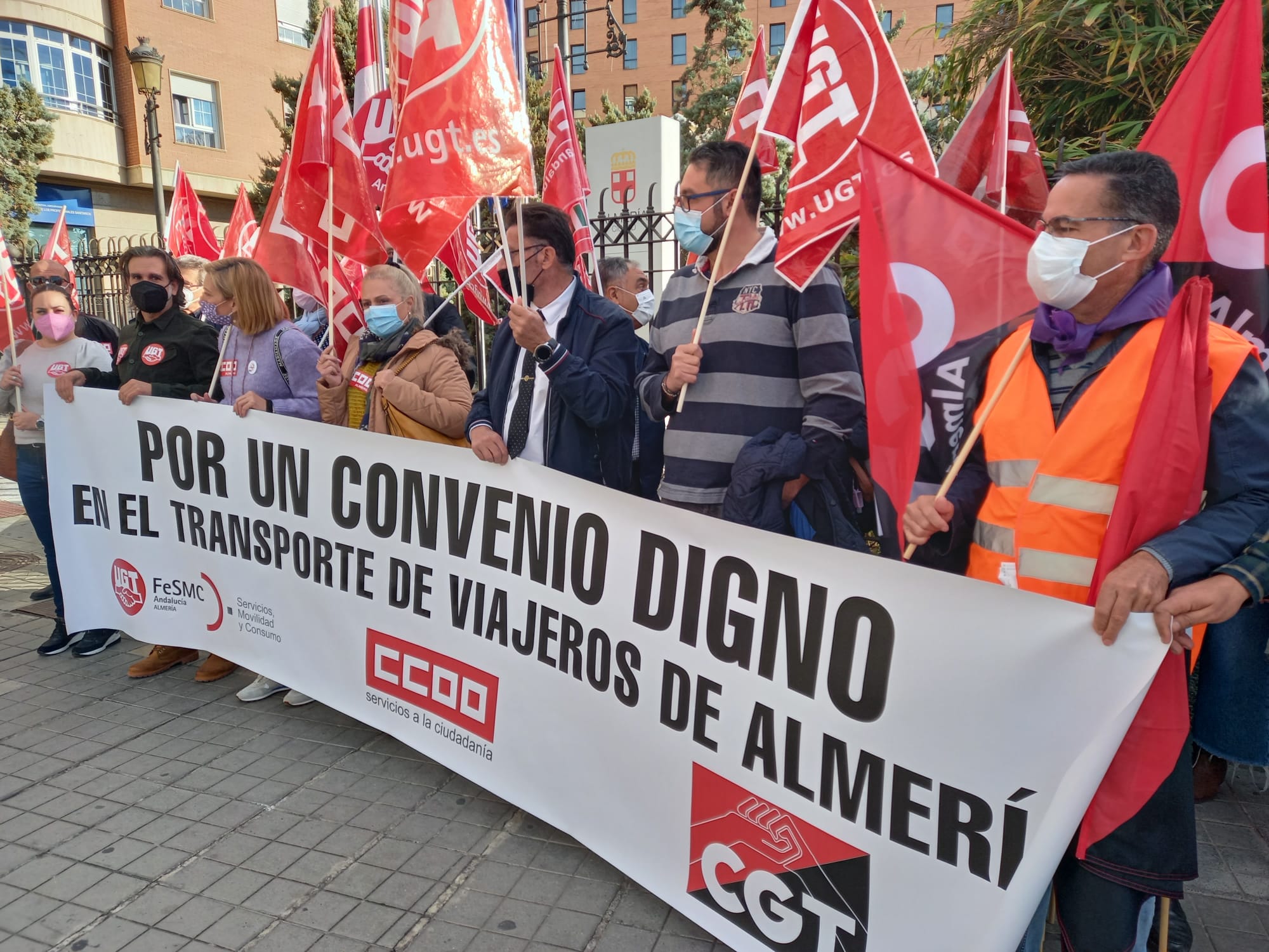 Concentracion frente a la Alcaldía de Almería de UGT, CCOO y CGT por un convenio digno del Transporte de viajeros en Almería