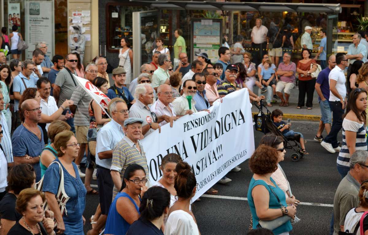 Compañeros de la UPJP de Cádiz portando la pancarta en la manifestación de esta ciudad el 19-07-2012.