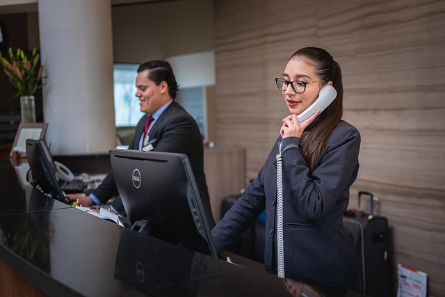 Imagen de recepcionistas en un hotel
