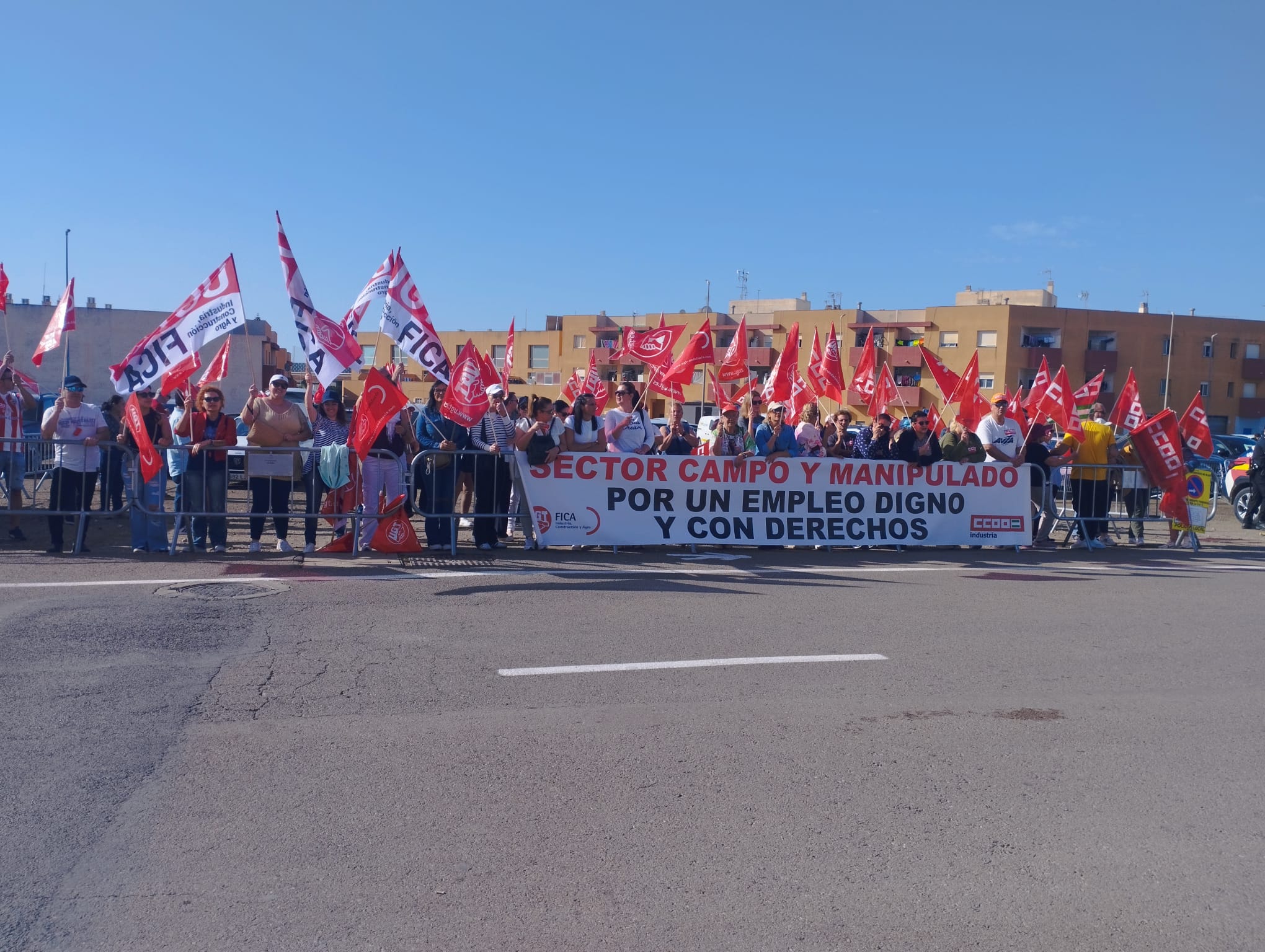 Trabajadoras/es del Campo y Manipulado en la puerta de Expolevante