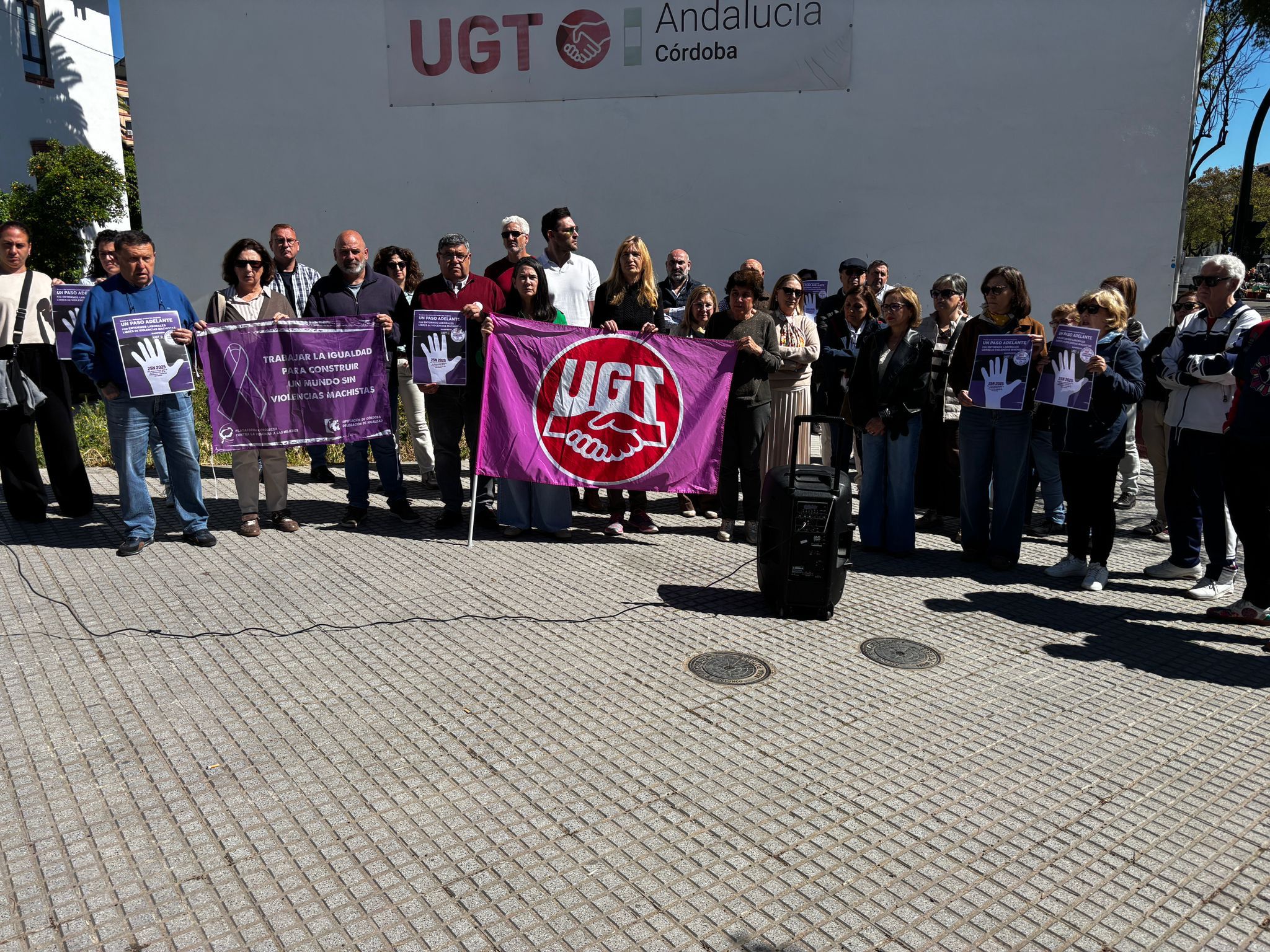 Minuto de silencio a las puertas de UGT Córdoba