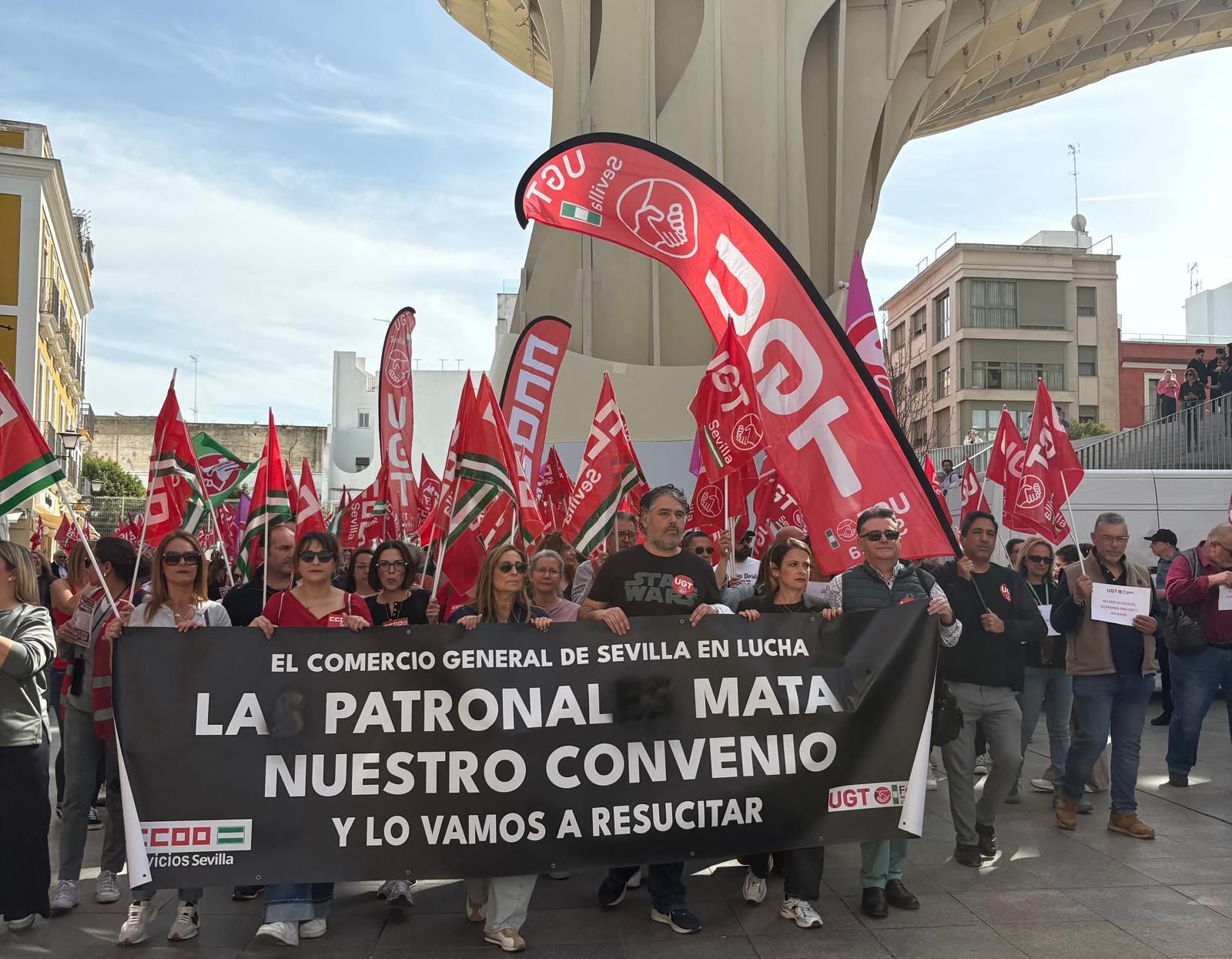 El Secretario General de FeSMC UGT Sevilla, Enrique Jiménez, en la pancarta de la manifestación junto con las compañeras y compañeros.