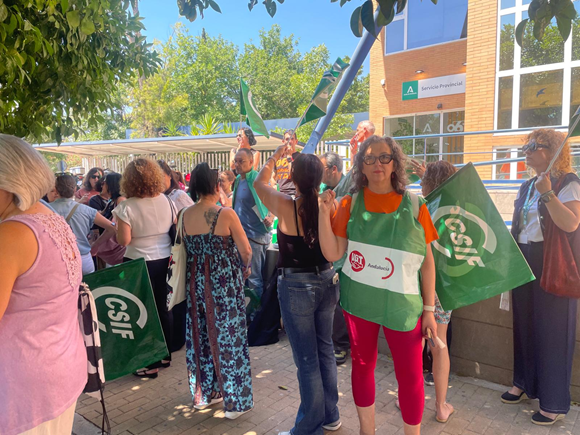 La plantilla del teléfono de emergencias 061 se moviliza en Sevilla ante la grave precariedad que sufre