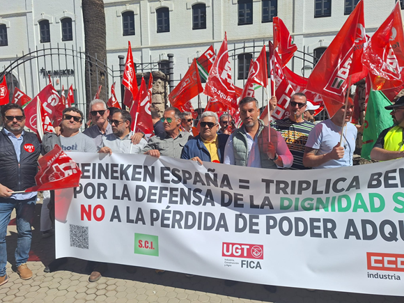 UGT FICA Sevilla eleva la presión a Heineken España tras una concentración de la plantilla por la negociación salarial