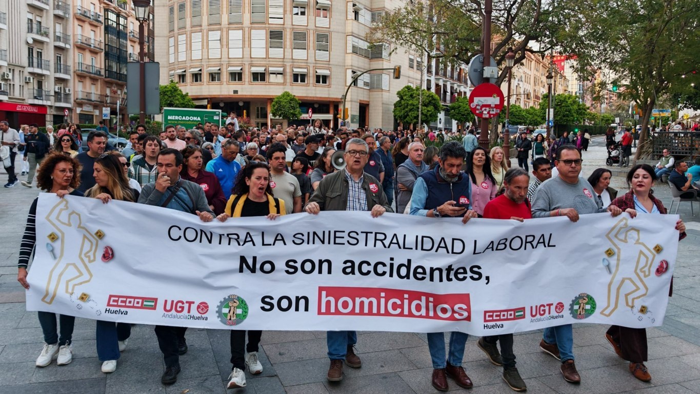 UGT, CCOO y SU movilizan a un millar de personas en Huelva contra la siniestralidad laboral: No son accidentes, son homicidios