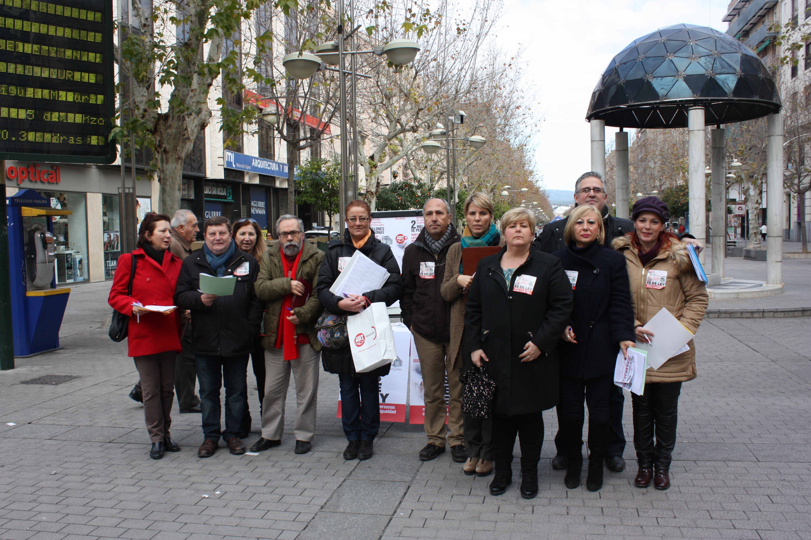 Algunos/as de loscompañerosas que han participado en la recogida de firmas