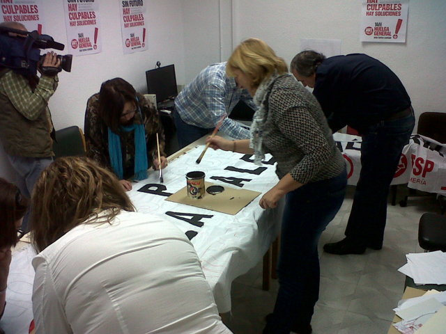 Compañeros y compañeras de la FSP UGT Almería elaborando las pancartas para la manifestación de mañana