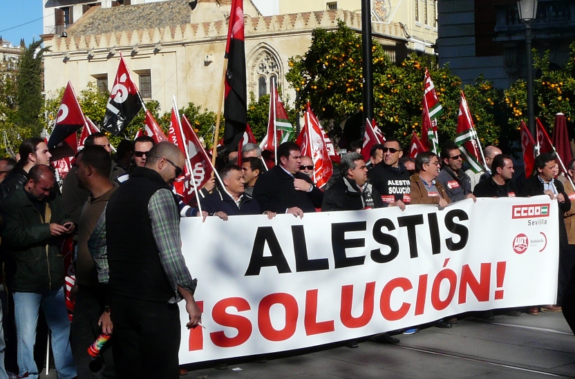 Responssables sindicales y trabajadores recorrieron las calles de Sevilla pidiendo una solución para Alestis