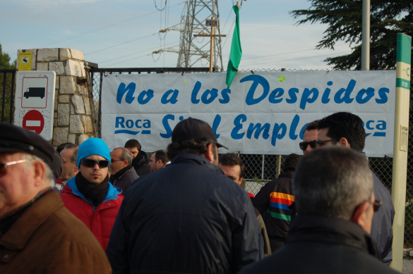 Trabajadores de Roca, que se encuentran en huelga indefinida, se mantienen concentrados en las puertas de la fábrica.