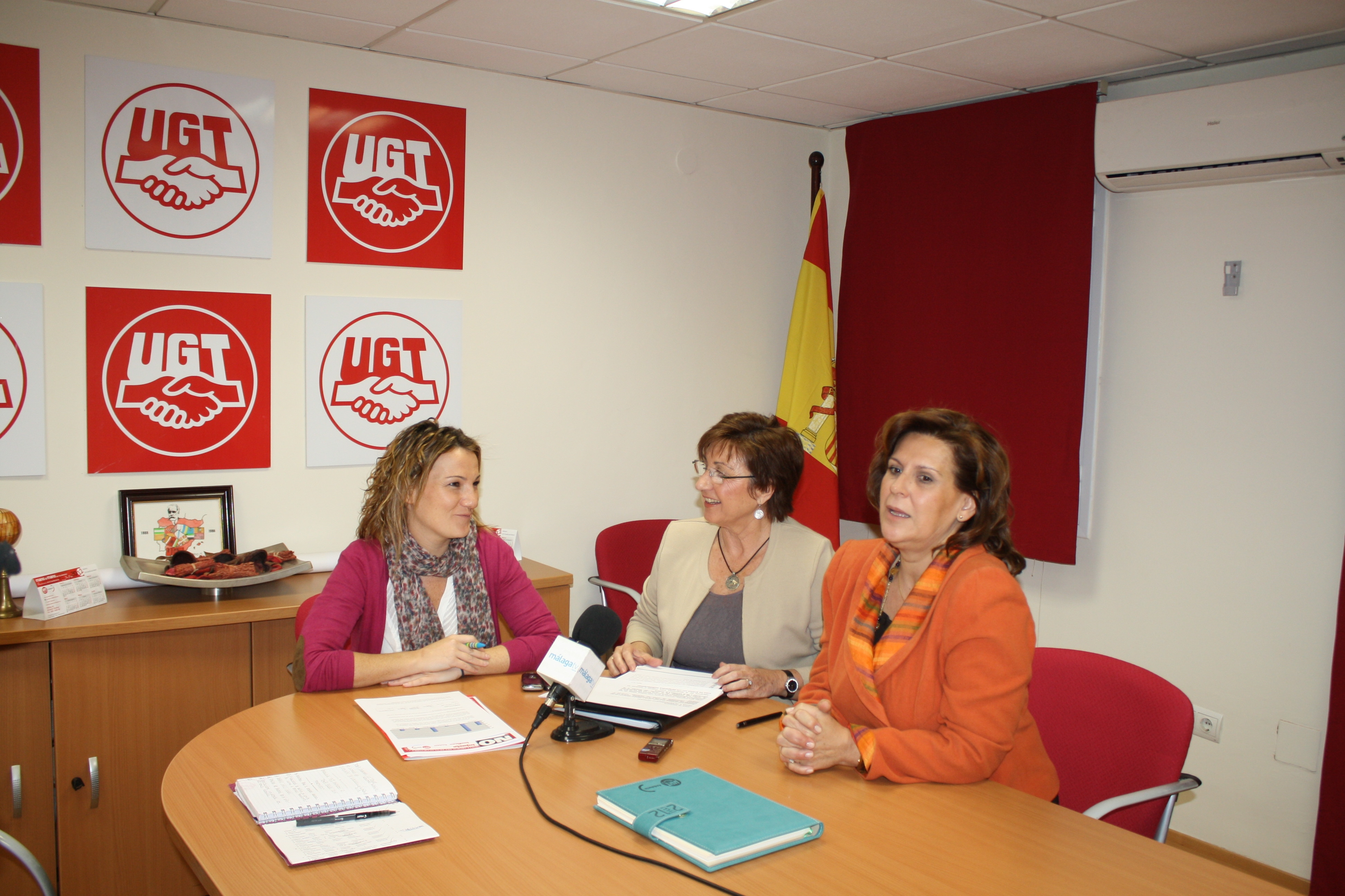 La secretaria de Mujer de UGT Málaga, Cristina Alamán, con las candidatas socialistas Marisa Bustinduy y Rosa Torres en la sede de UGT Málaga, sita en calle Alemania, número 19.