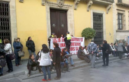 Trabajadoras de Limasa apostadas esta mañana en la puerta del Ayuntamiento