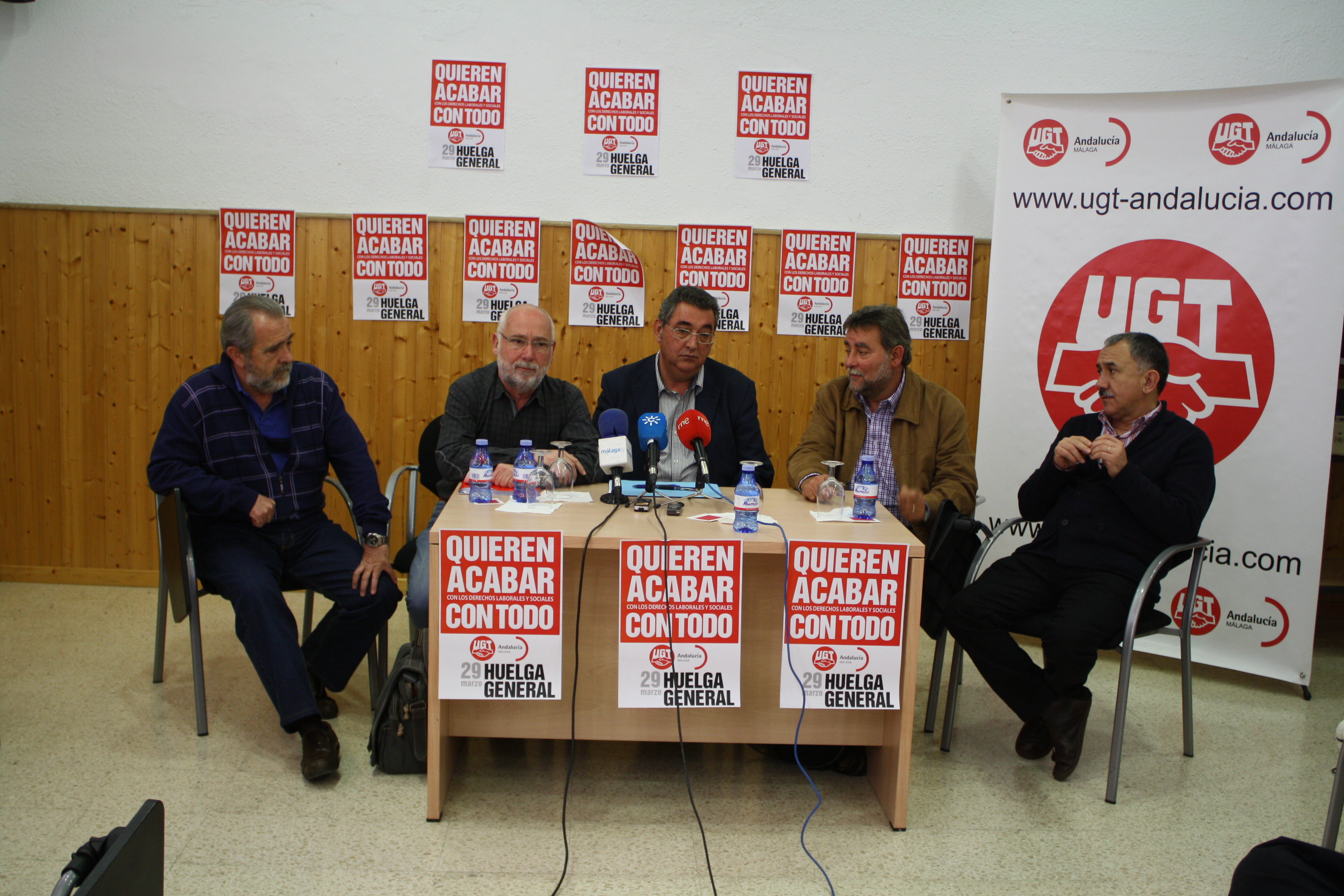 Asistentes a la rueda de prensa con el secretario de Acción Sindical de UGT, Toni Ferrer, en el centro.
