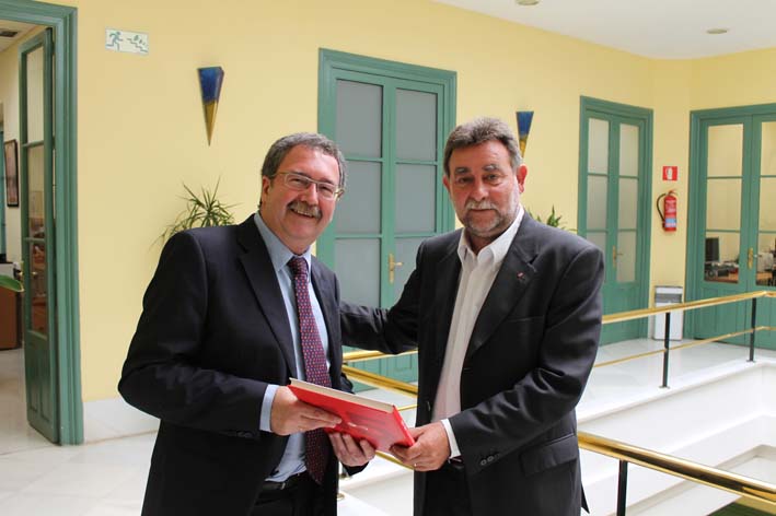 Fernández Sevilla (dcha) entrega el libro 