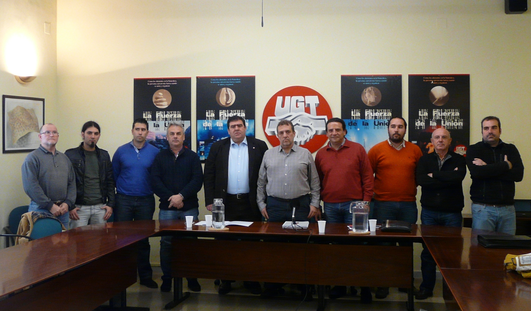 Manuel Jiménez ( centro) con miembros de los comités de empresa de las plantas de Airbus en Sevilla y Cádiz.