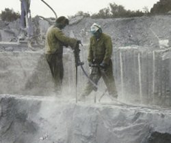 La industria de extracción y manipulado de piedra, por su alto contenido en cuarzo, son las principales afectadas por este enfermedad profesional.