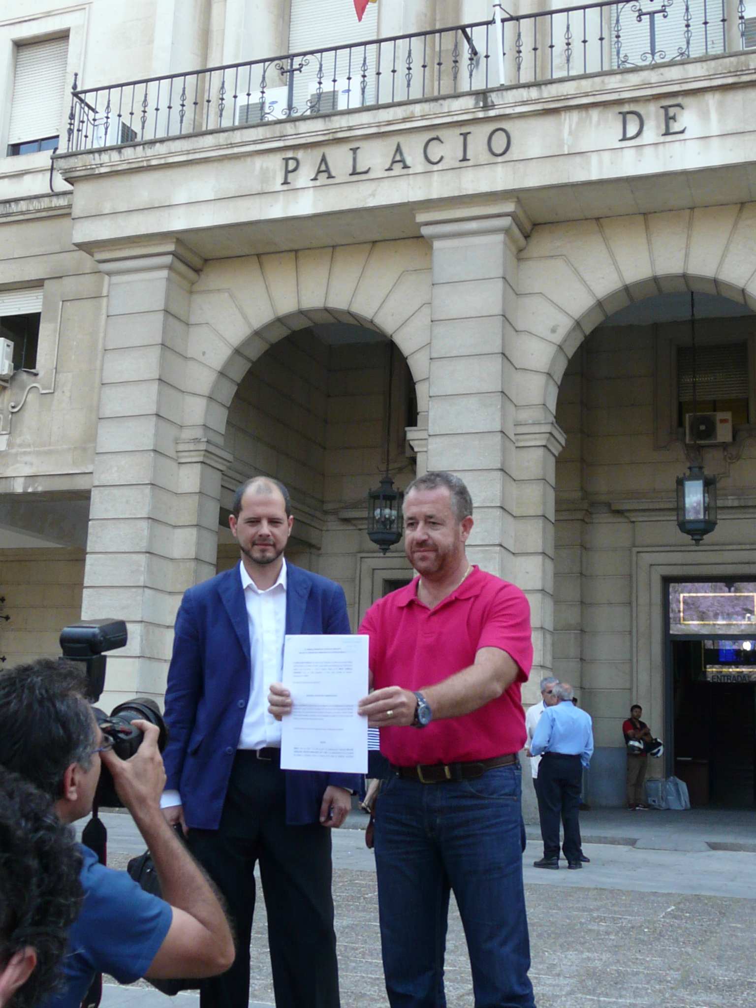 Antonio Montoro (izq) y el letrado de los servicios jurídicos de UGT tras presentar la demanda ante el TSJA