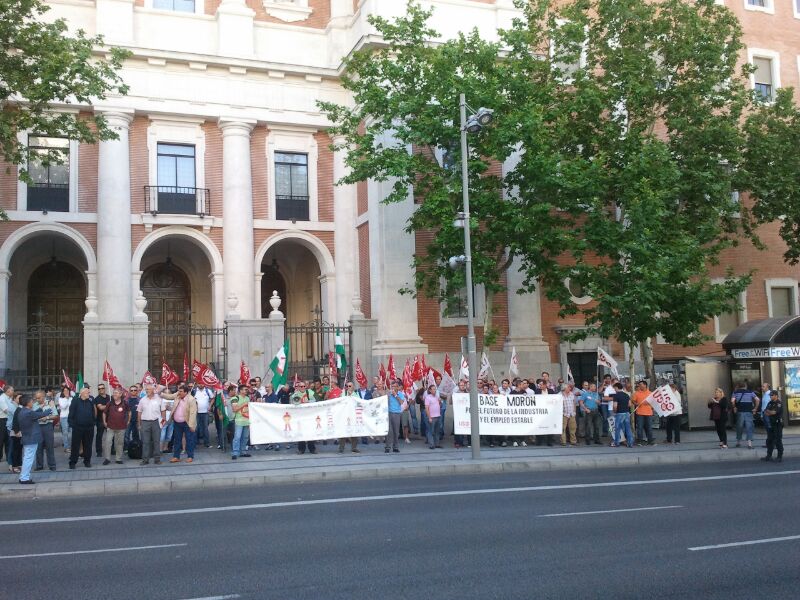 Trabajadores de la Base permanecieron dos horas concentrados en la calle Serrano,