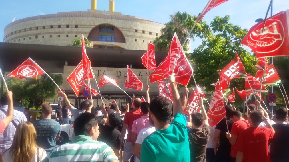 Imagen de la concentración ante el edificio de la Consejería de Educación, conocido como Torretriana.