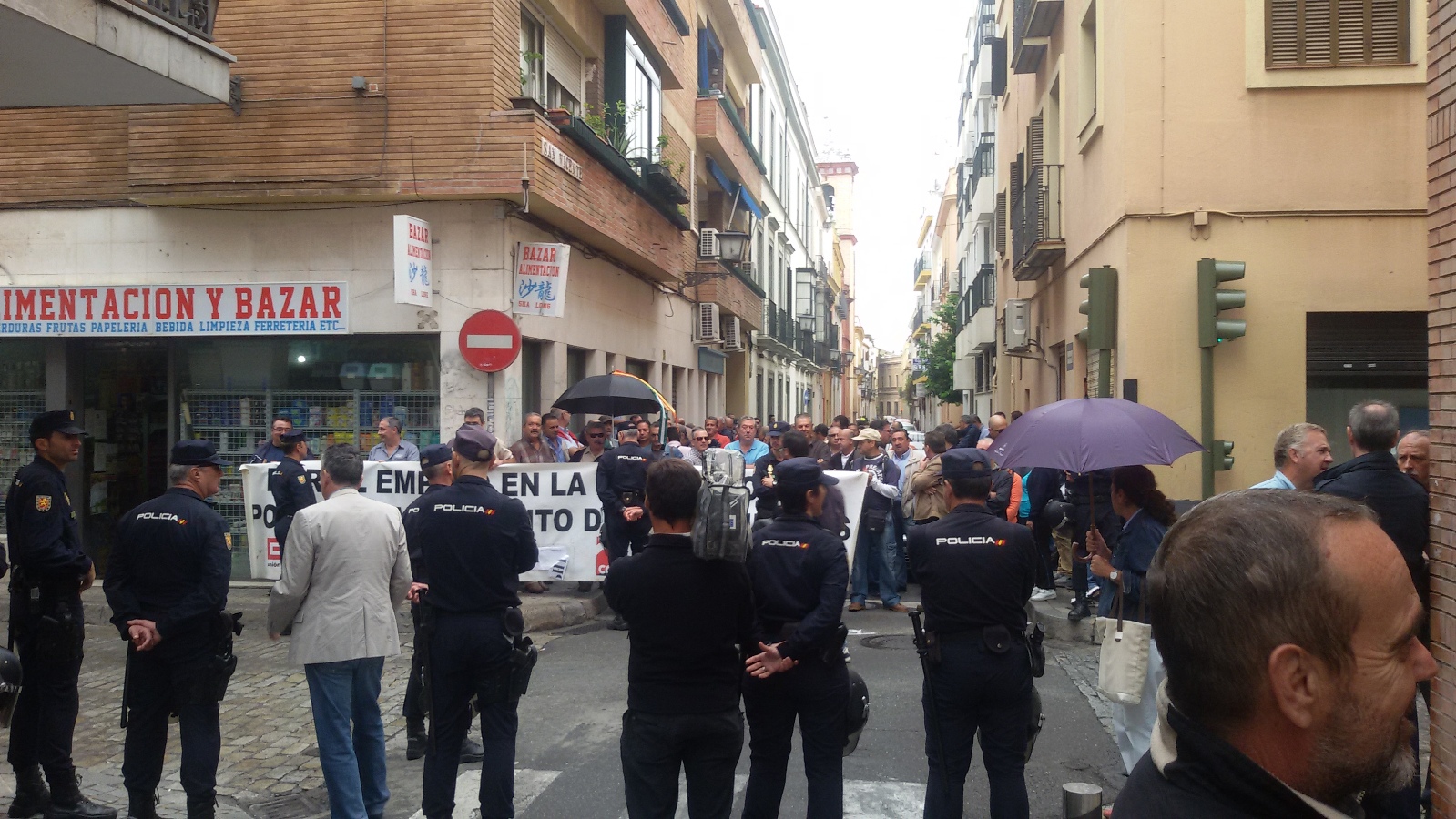 Un cordón policial custodia la calle San Vicente, donde se encuentra la sede regional del Psoe