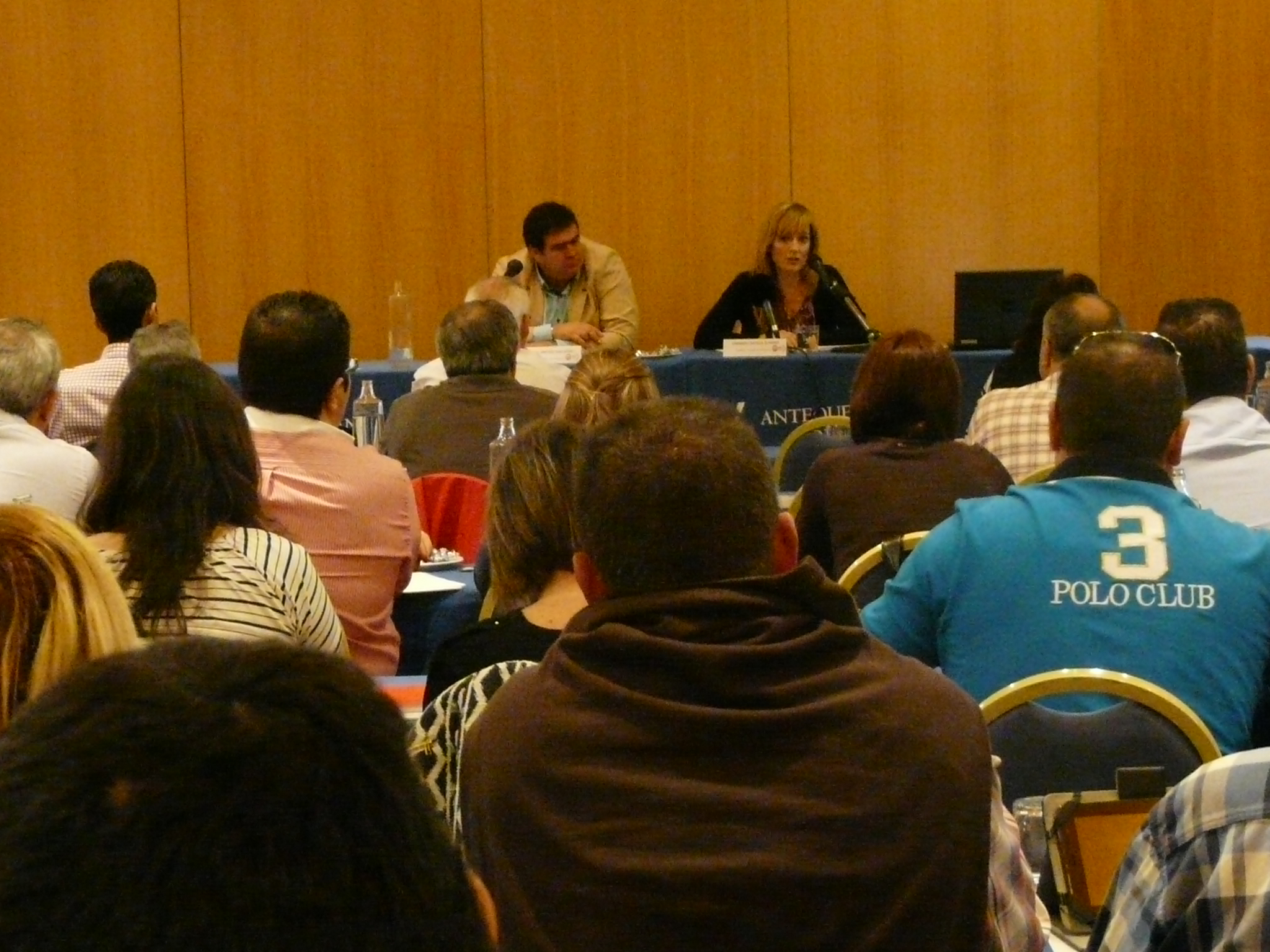 Manuel Jiménez (izq) y Carmen Castilla (dcha) se dirigen a los cuadros sindicales en la inauguración de las jornadas.