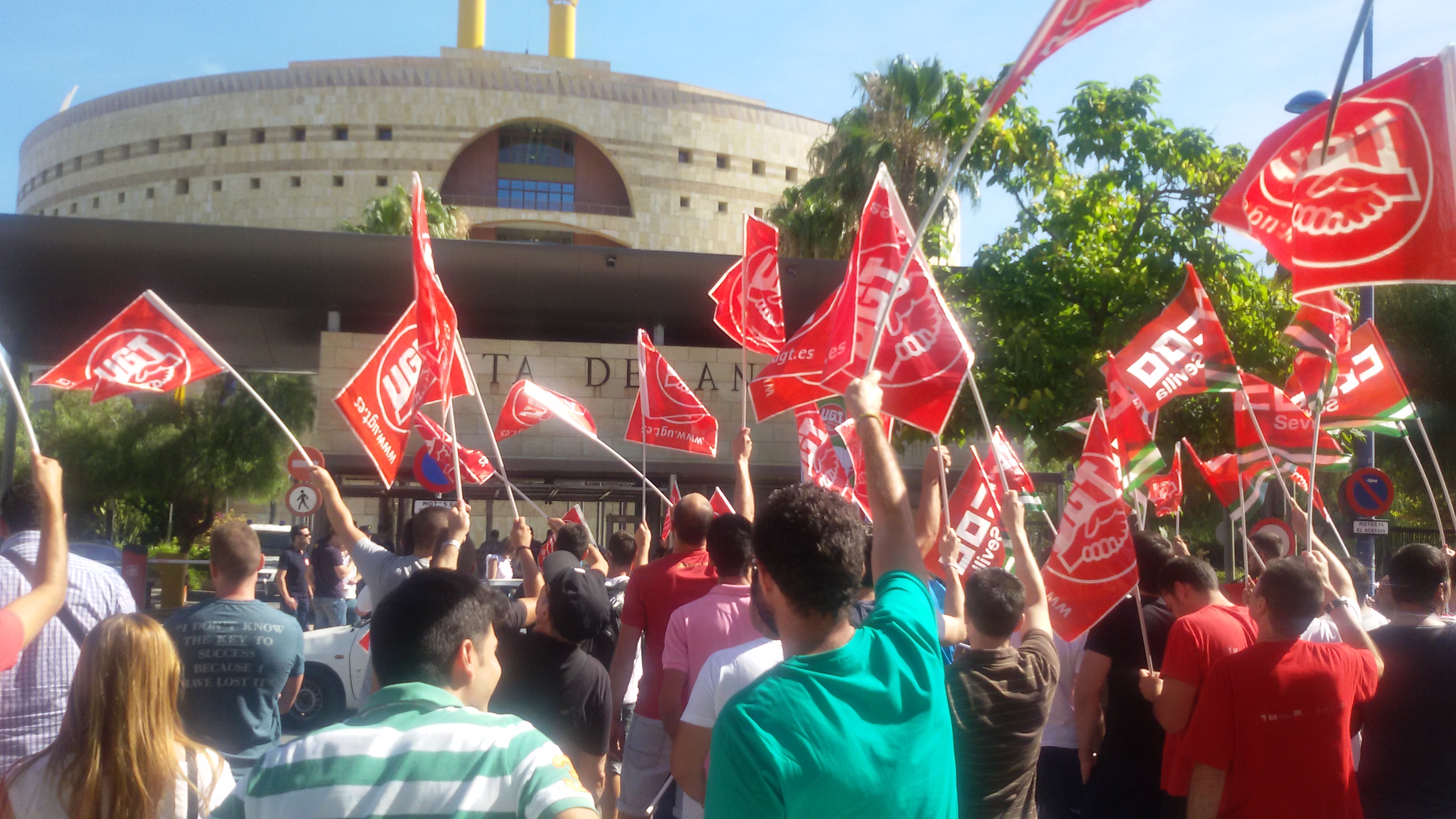 Los afectados se concentraron en Torretriana el pasado 8 de julio para pedir  el desbloqueo del proceso de certificación