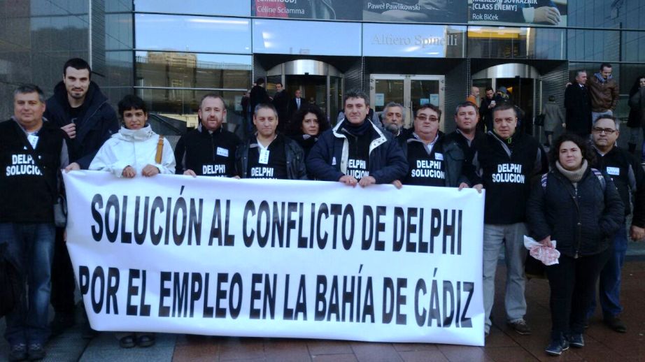 Antonio Montoro (tercero por la izq) exhibe una pancarta a las puertas del Parlamento Europeo antes de su intervención en la eurocámara.