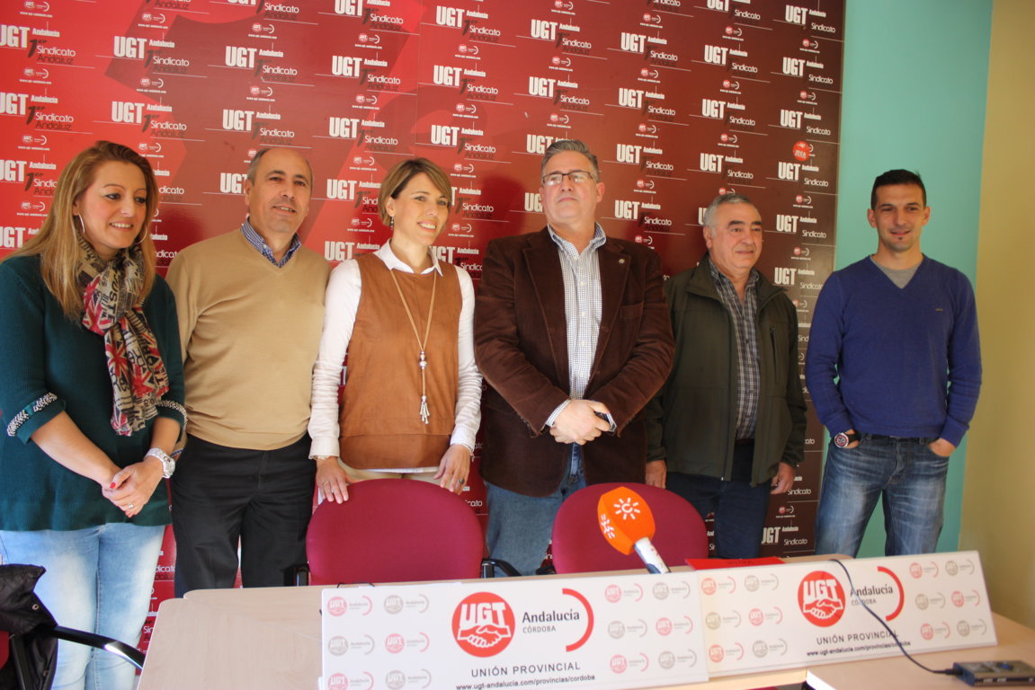 La secretaria general de UGT Córdoba, Isabel Araque, junto a varios de los principales responsables del sindicato