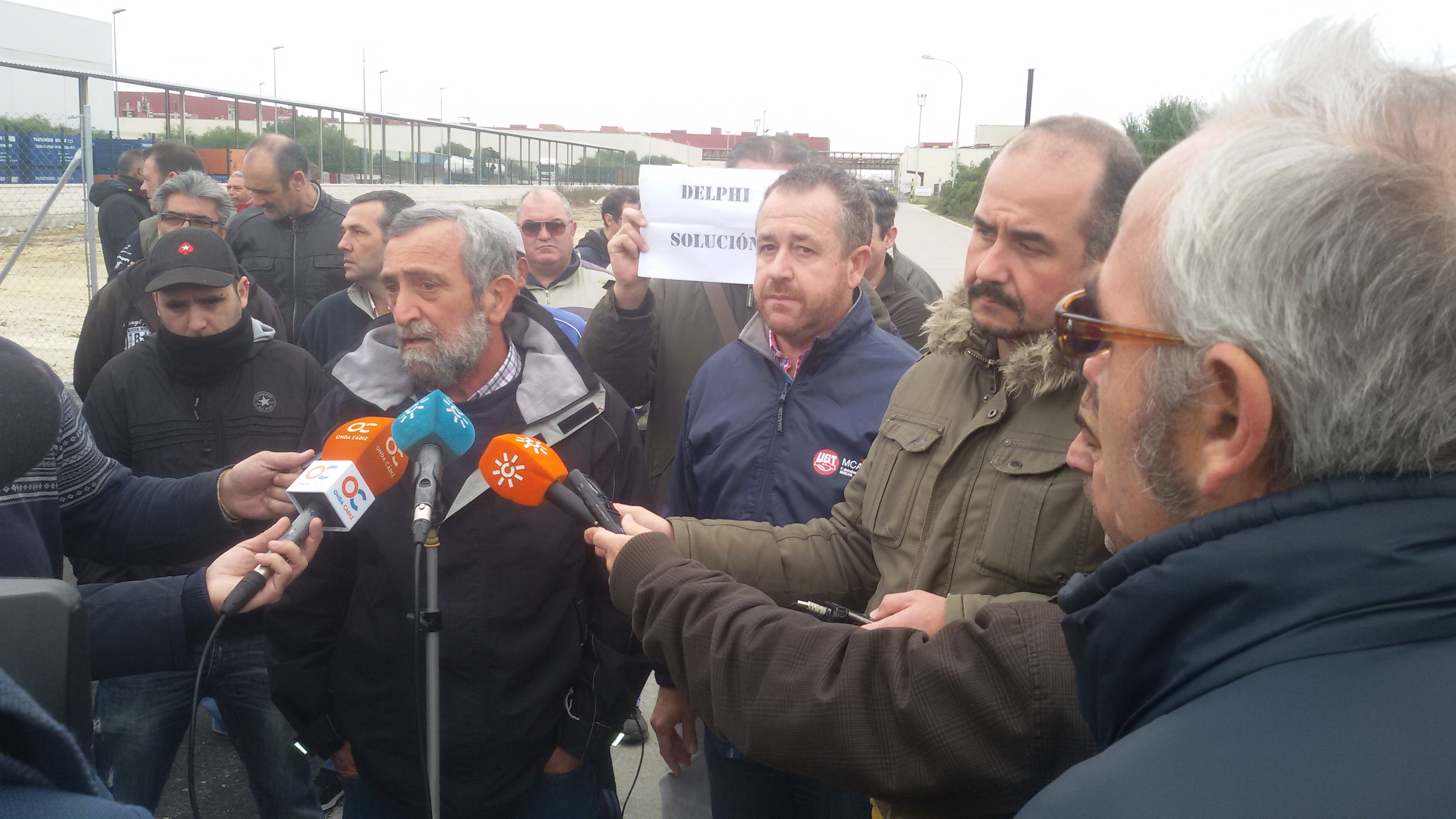 Antonio Montoro (UGT) escucha las declaraciones de otro compañero en la concentración de esta mañana a las puertas de la antigua fábrica.