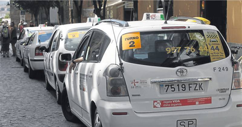 Taxis en la parada de la Mezquita. Fuente: Diario Córdoba