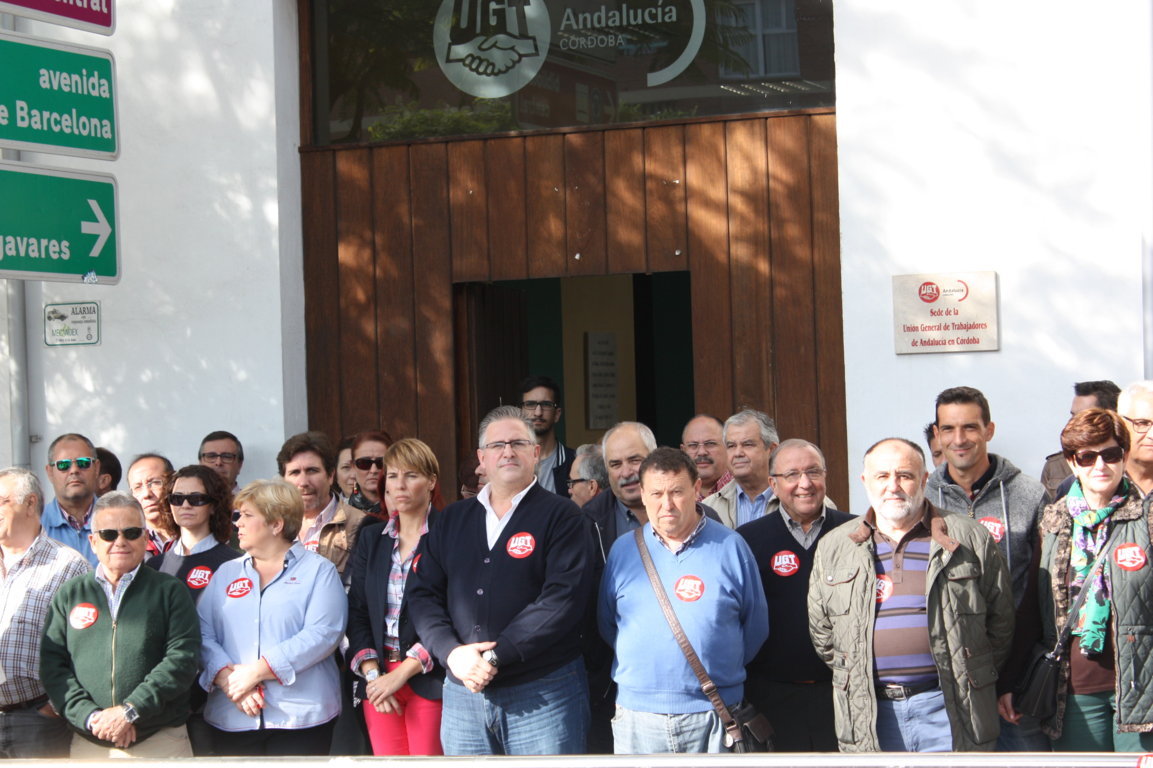 Trabajadores de UGT Córdoba se concentran en la sede del sindicato.