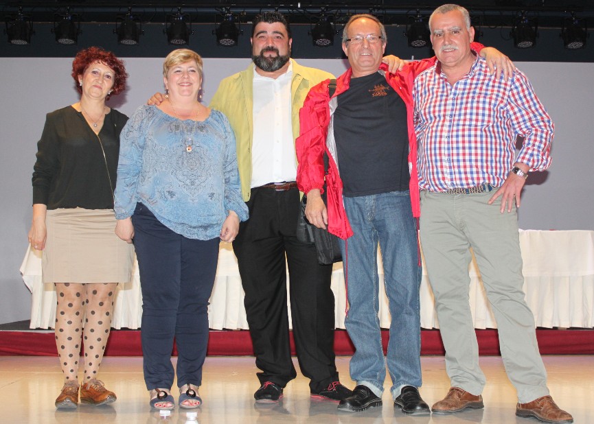 Vicente Palomares (centro) con miembros de su Ejecutiva