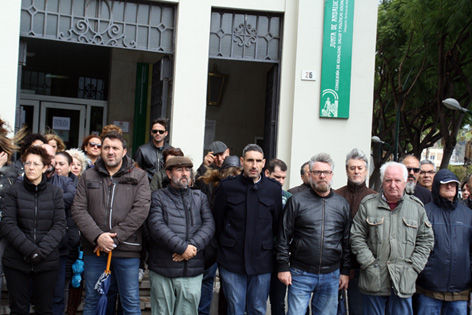   Momento de silencio por el trabajador fallecido.