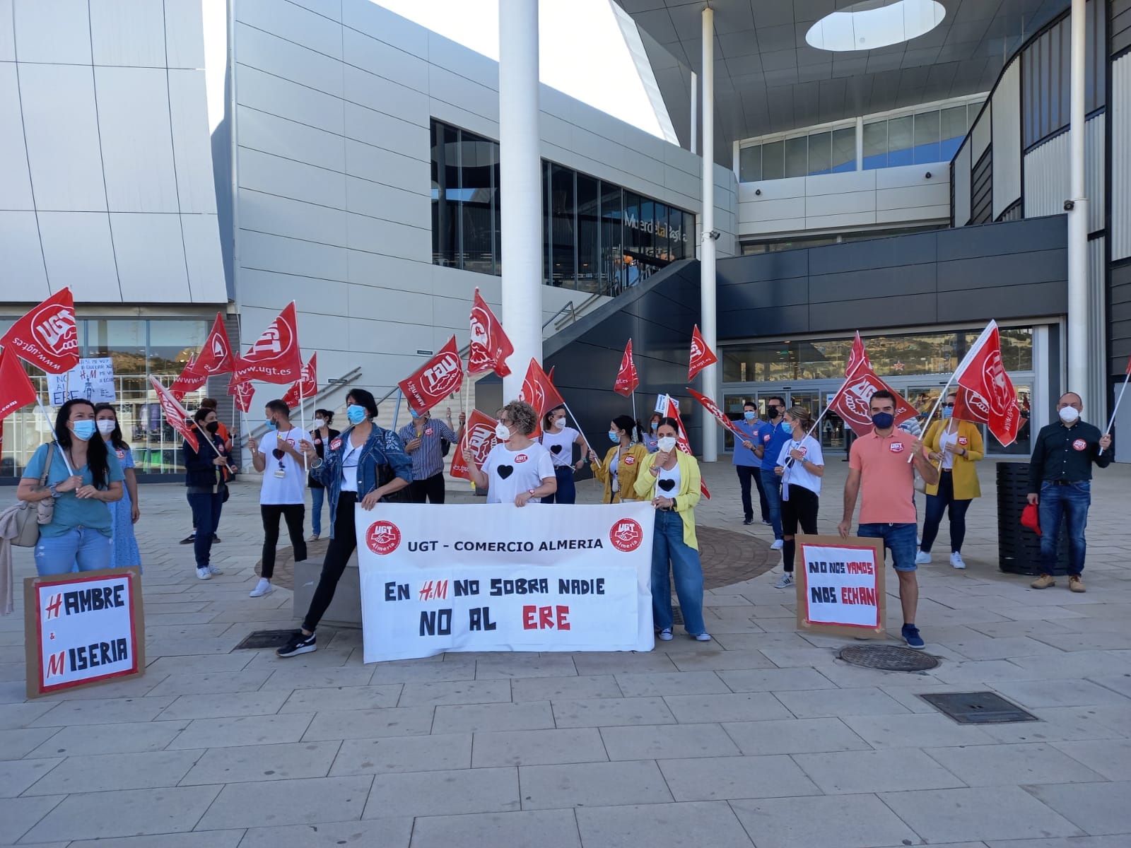 Concentración frente a la Puerta de H&M en Centro Comercial Torrecárdenas de Almería