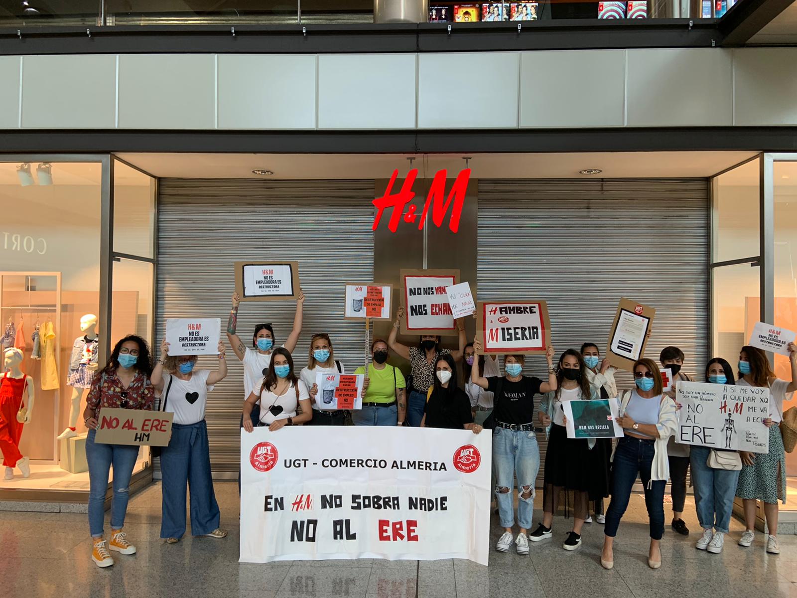 Trabajadoras Centro Comercial Gran Plaza de Roquetas secundan los paros y cierre de tienda por huelga