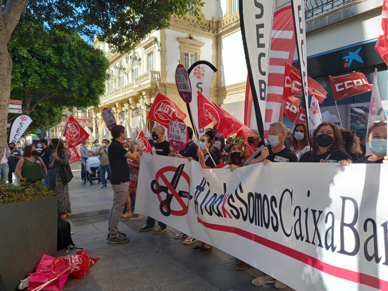 Concentracion frente a CaixaBank en el Paseo de Almería