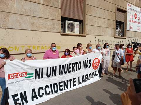 concentracion y minuto de silencia por trabajador fallecido el 1 de septiembre en accidente laboral