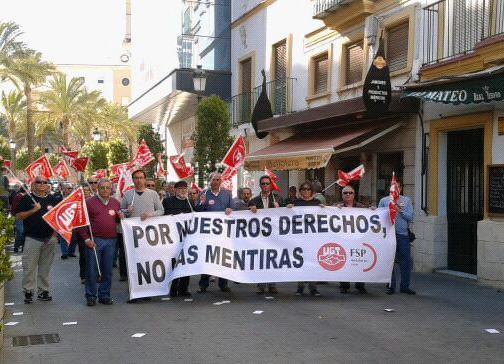 Imagen de la cabecera de la manifestación a su paso por el centro de Jerez