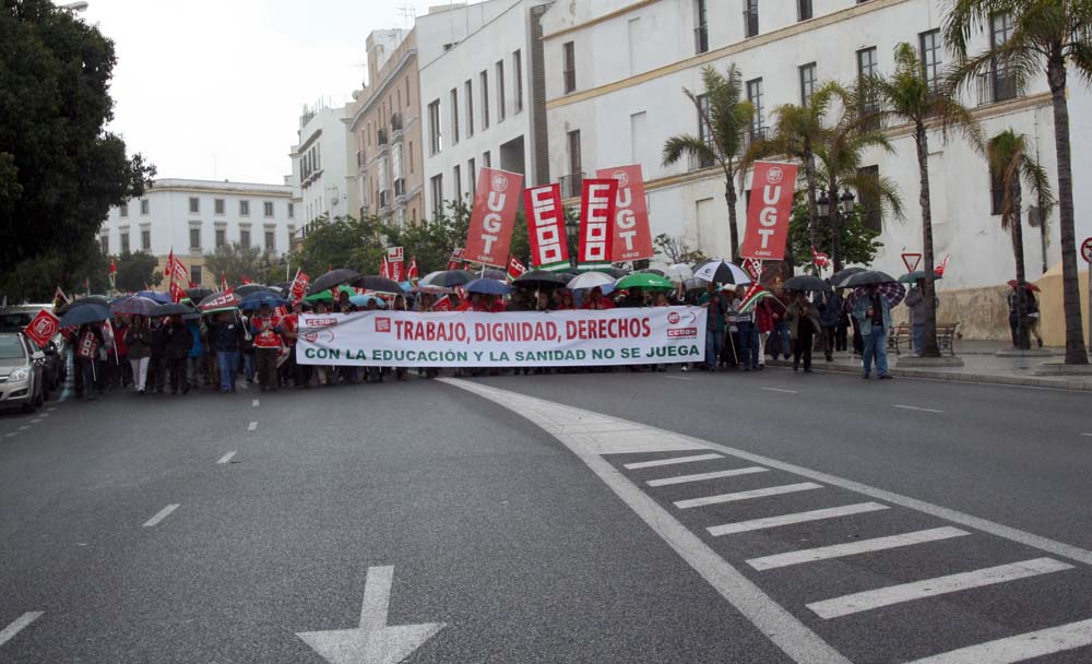 Imagen de los manifestantes por las calles de Cádiz