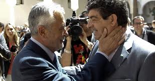 Griñán y Valderas se saludan tras el debate de investidura en el Parlamento andaluz
