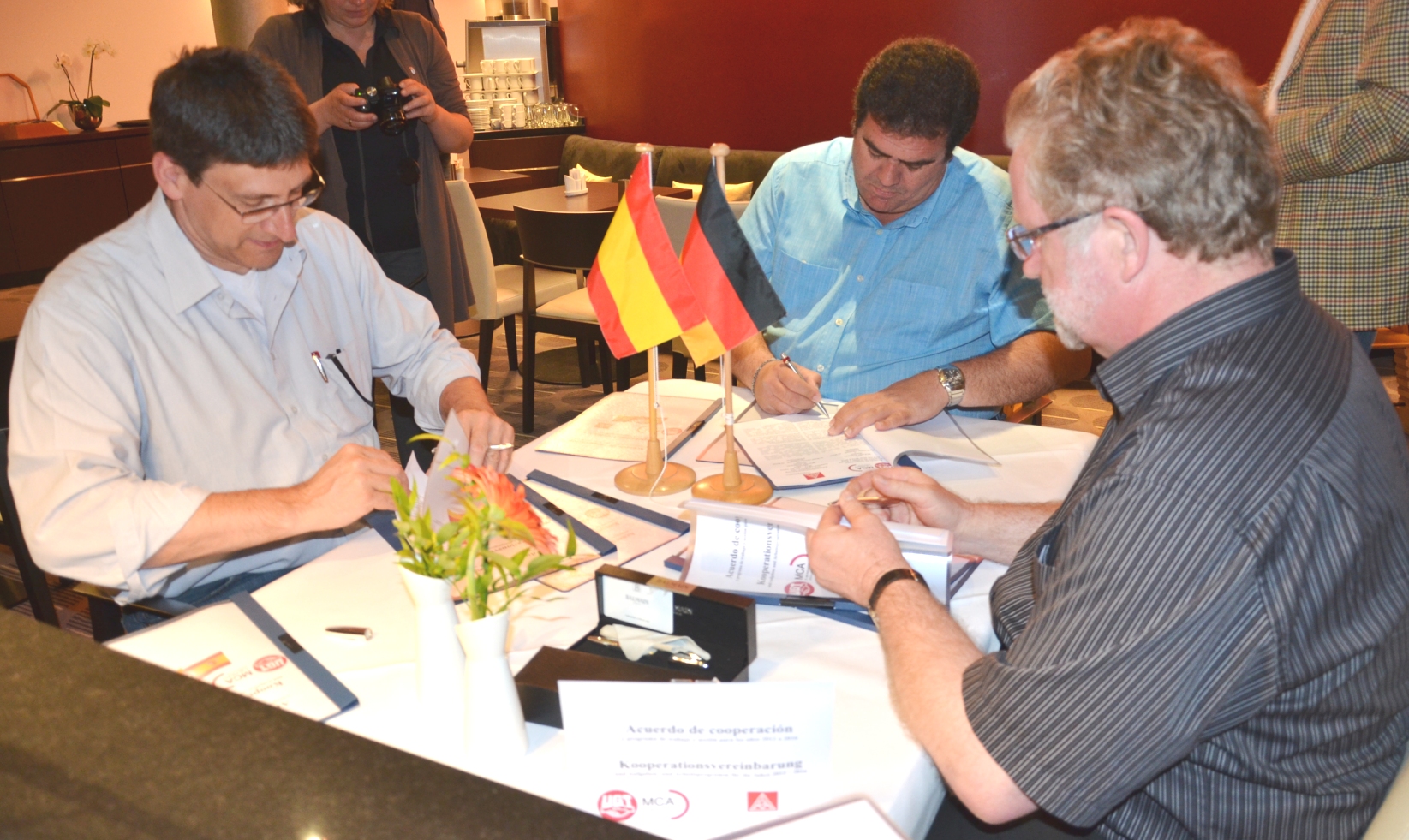 Responsables sindicales firman el acuerdo de cooperación. De izq, a dcha: Knut Feiler (IGM Wuppertal) , Manuel Jiménez (MCA-UGT A) yAlfons Eilers (IGM Hamm-Lippstadt)