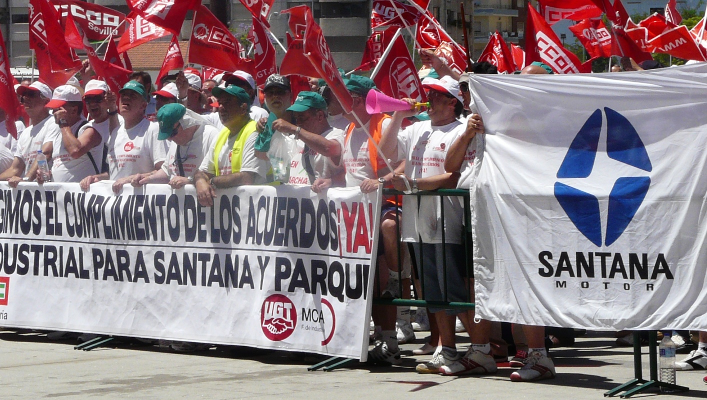 Extrabajadores reclaman al Gobierno andaluz una solución con una pitada frente al Palacio de San Telmo.