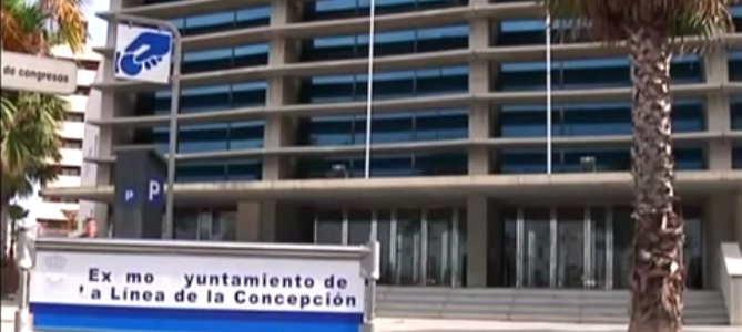 Puertas del Palacio de Congresos de La Línea de la Concepción, donde se ha apostado el trabajador en huelga de hambre